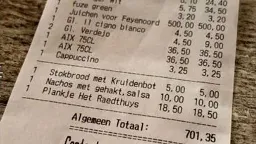 Ajacied geeft 500 euro boete aan Feyenoord-juichers op zijn terras