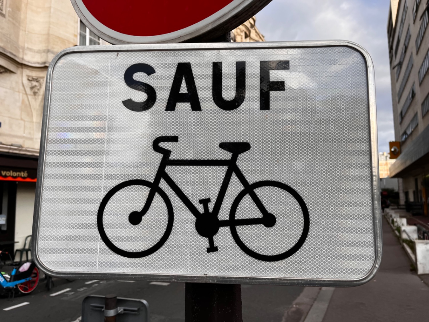 Französisches Fahrradschild. Über dem Fahrrad ist Sauf zu lesen.