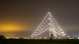 Grootste 'kerstboom' ter wereld staat weer aan