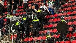 Rellen op tribune in stadion FC Twente, tien aanhoudingen